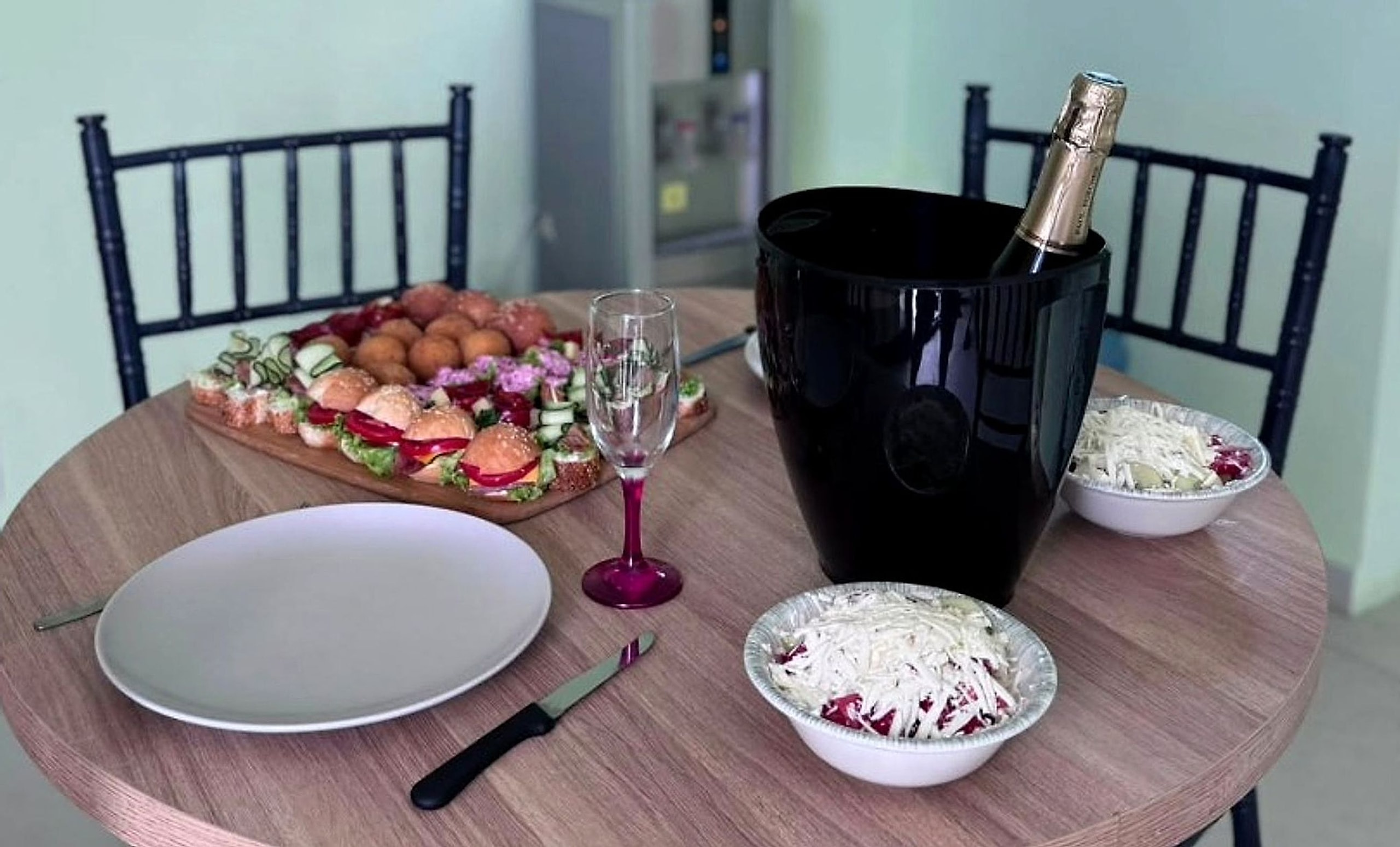 Postavljen sto u vikendici Bali Dream sa hladnim posluženjem i šampanjcem