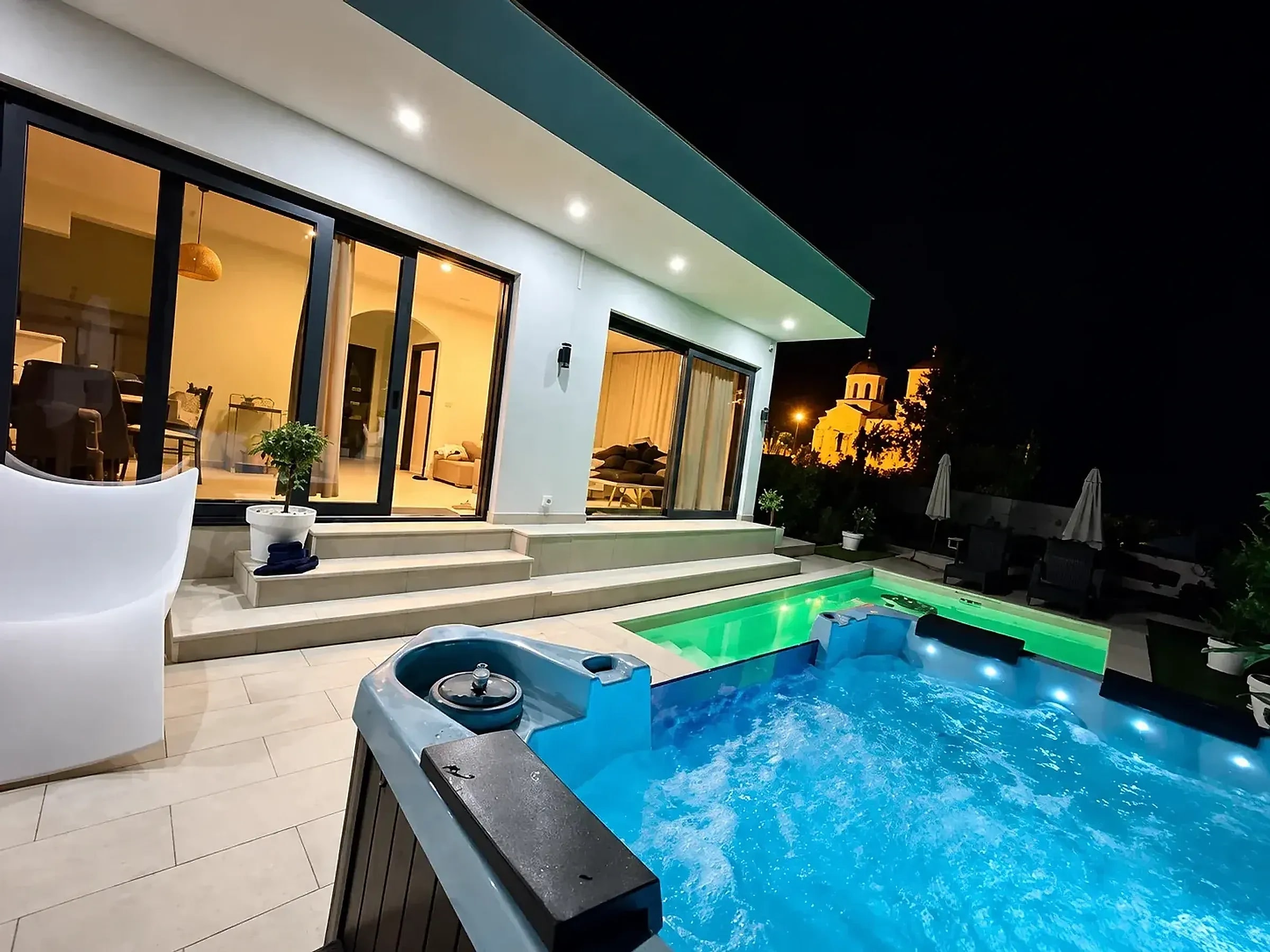 Osvetljen bazen i jacuzzi vikendice Bali Dream u večernjim satima